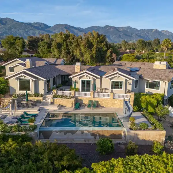 MODERN CRAFTSMAN-INSPIRED RETREAT WITH AMAZING VIEWS