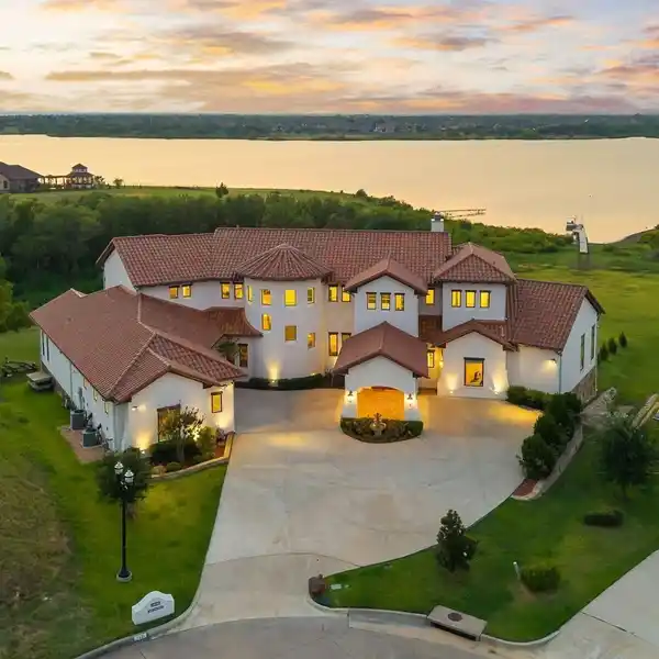 UNMATCHED ELEGANCE AND COMFORT ON LAKE LEWISVILLE