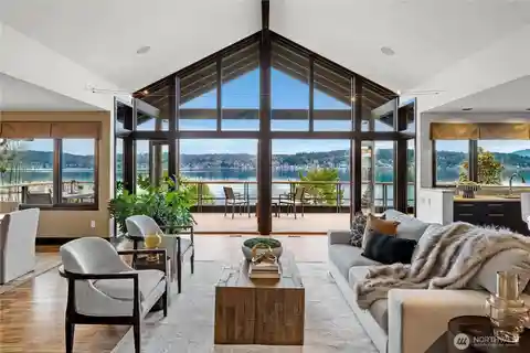 Luxurious Lakefront Oasis