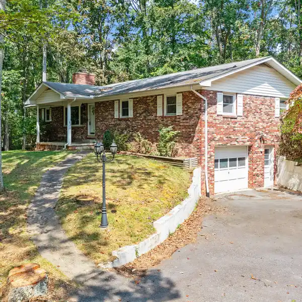 SPACIOUS HOMESTEAD PERFECT FOR FARM OR FAMILY COMPOUND