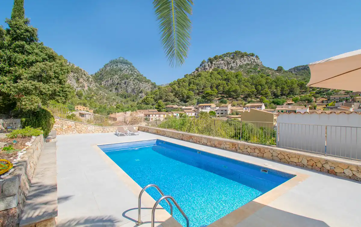 Beautiful, Modern Townhouse with Pool in Caimari