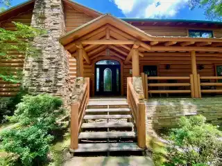 Beautiful Log Cabin on Lake Hamilton