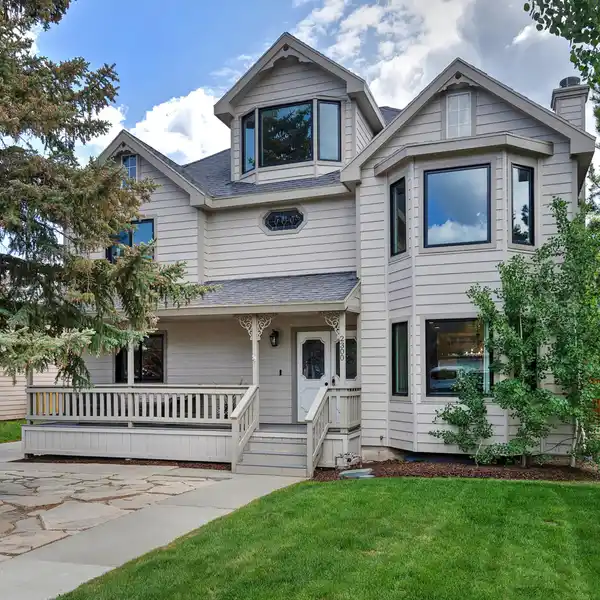 COMFORT AND CONVENIENCE IN SOUGHT-AFTER PROSPECTOR
