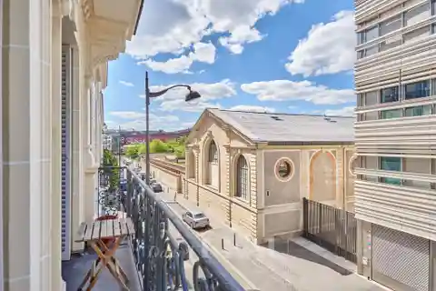 Spacious 1920s Apartment with High Ceilings