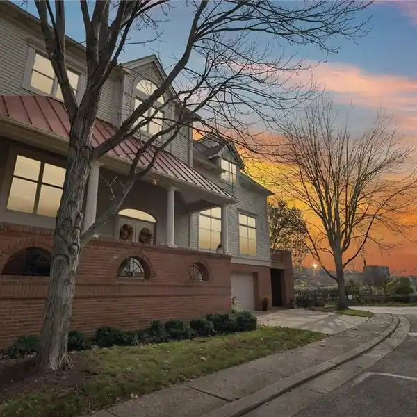STUNNING, WATERFRONT RESIDENCE WITH STUNNING SKYLINE VIEWS