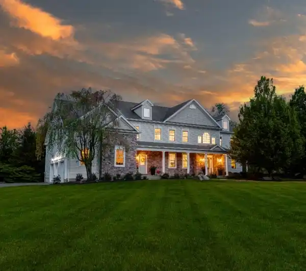 GRACIOUS COLONIAL BLENDING LUXURY AND COMFORT