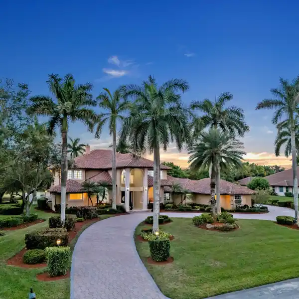 EXTRAORDINARY PROPERTY IN EXCLUSIVE WINDMILL LAKE ESTATES