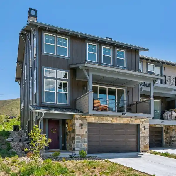 MOUNTAIN MODERN ROW-END TOWNHOME IN HIDEOUT