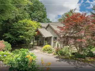 Timeless Mountain Retreat with Elegant Craftsmanship