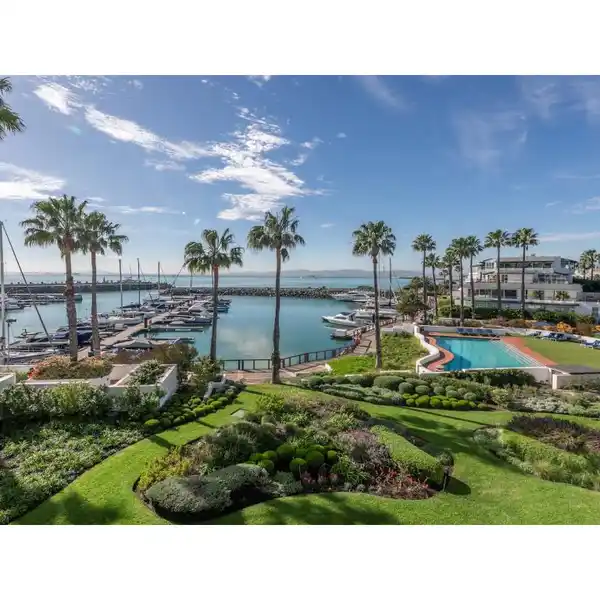 LUXURIOUS LIVING OVERLOOKING A PRIVATE MARINA