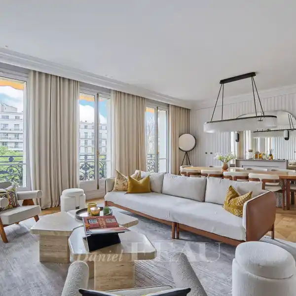 GORGEOUS PARIS APARTMENT WITH CONTEMPORARY STYLE