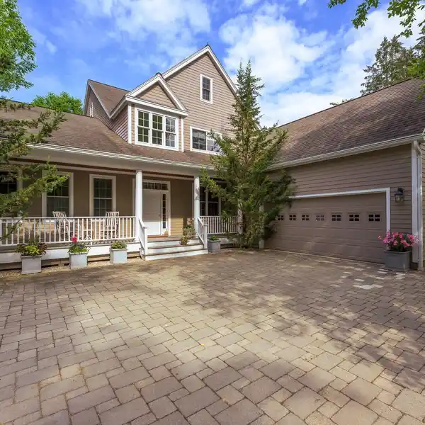 CLASSIC ARCHITECTURE WITH CONTEMPORARY ELEGANCE