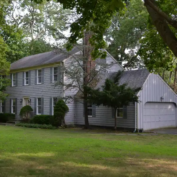 CHARMING WADING RIVER HOME