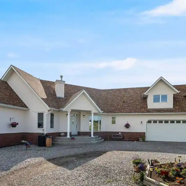 COUNTRY LIVING IN A PRIME LOCATION