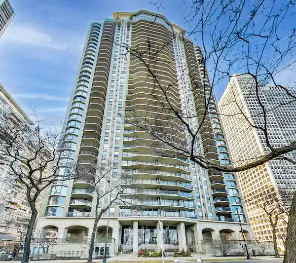 WELL APPOINTED AND DESIGNED RESIDENCE WITH PERFECT CITY VIEWS
