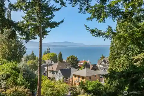 South Hill Retreat with Endless Views