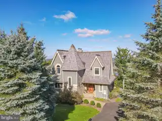 Mountain Charm Meets Luxury Living
