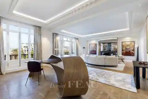 Finely Detailed Light-Filled Apartment