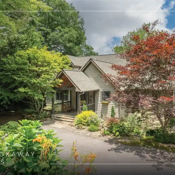 ARTS & CRAFTS BEAUTY ON LAKE TOXAWAY GOLF COURSE