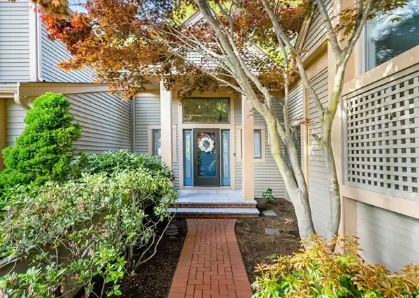 EXTRAORDINARY CORNER TOWNHOUSE IN THE LEDGES