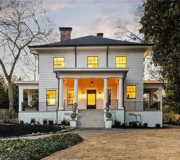 STATUESQUE GEORGIAN CLAPBOARD HOME
