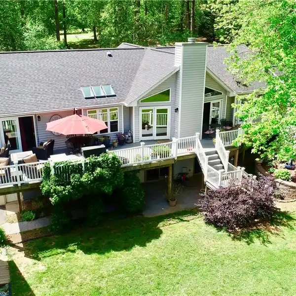 LUXURIOUS LAKE ANNA WATERFRONT RETREAT WITH BOATHOUSE