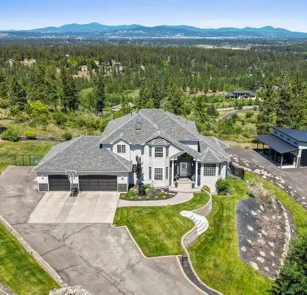 SERENE GROUSE MOUNTAIN ESTATE WITH STUNNING VIEWS