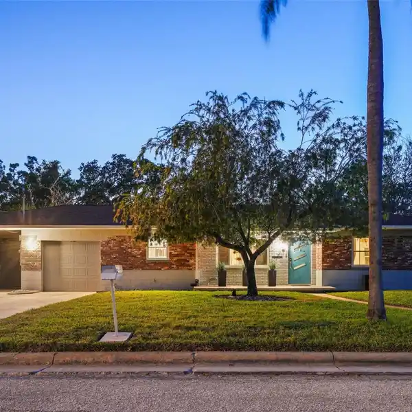 MID-CENTURY OASIS IN SOUTH TAMPA