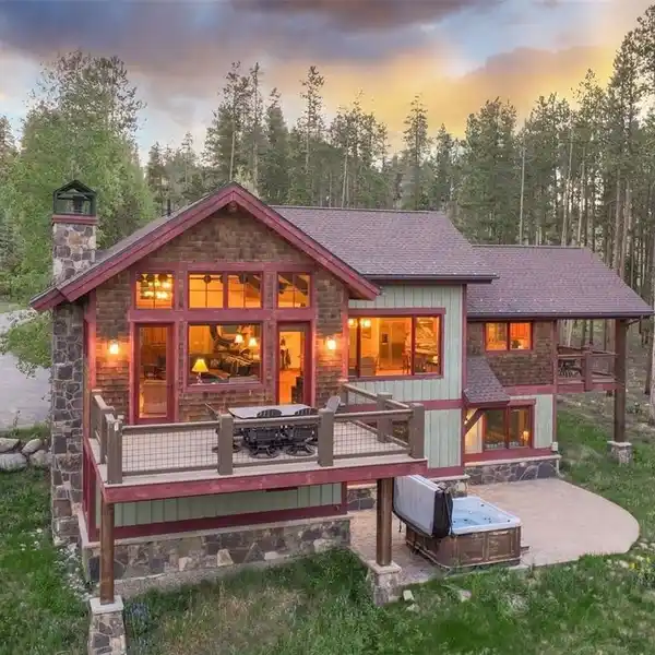 CLASSIC MOUNTAIN HOME OVERLOOKING BRECKENRIDGE GOLF COURSE