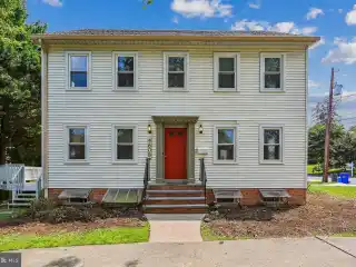 Charming Colonial Steps from Metro