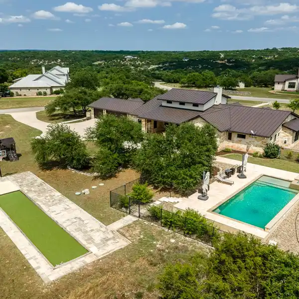 ENTERTAINER’S DREAM IN VINEYARD – POOL, OUTDOOR KITCHEN, PIZZA OVEN & PLAYGROUND