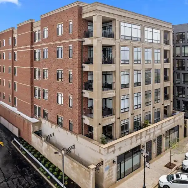STYLISH PENTHOUSE WITH CHICAGO SKYLINE VIEWS