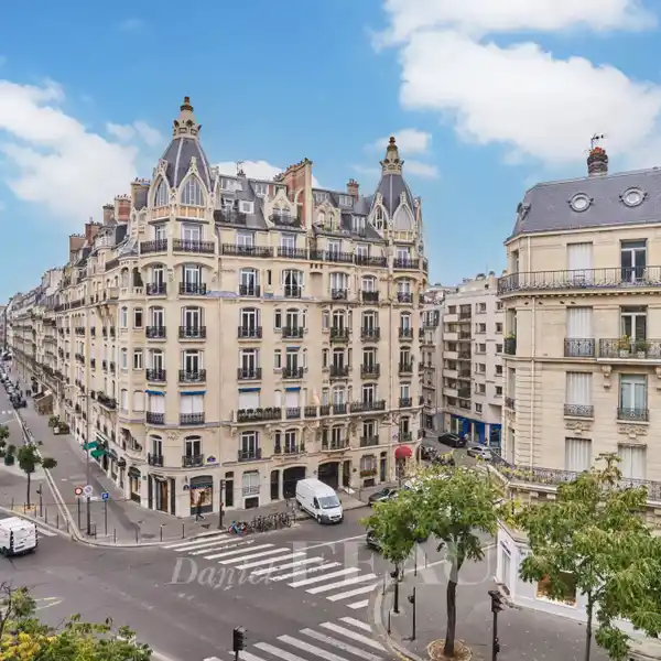 RENOVATED APARTMENT IN EARLY 20TH-CENTURY FREESTONE BUILDING