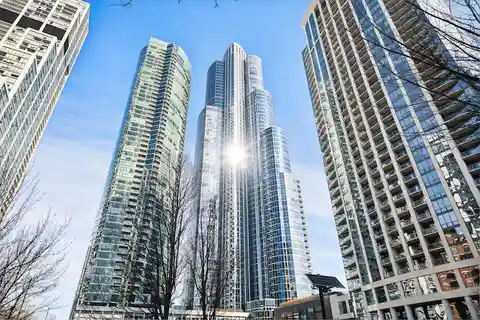 Luxury Living with Expansive Chicago City Vistas