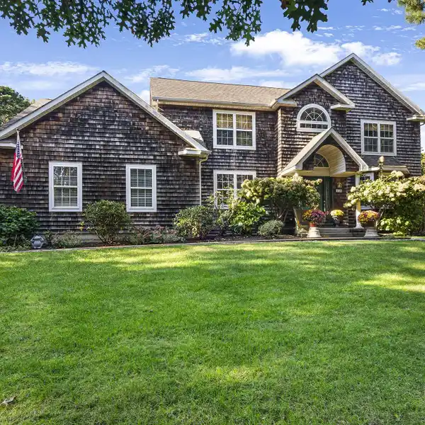 QUINTESSENTIAL HAMPTONS SUMMER HOME FOR RENT