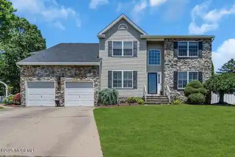 Beauty and Versatility on a Quiet Cul-De-Sac