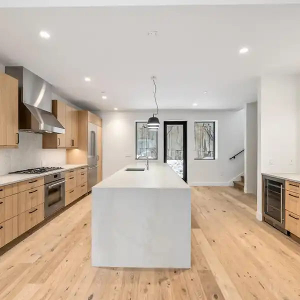 REFINED END UNIT WITH STUNNING VIEWS