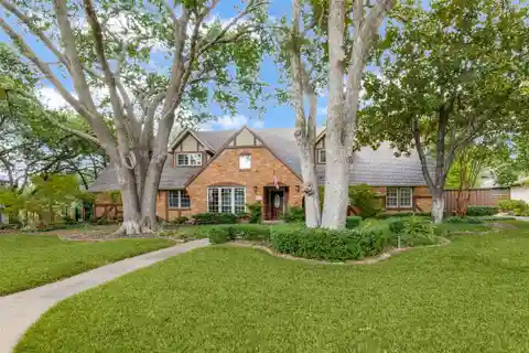Inviting Home in Dallas' Prestigious Private School Corridor