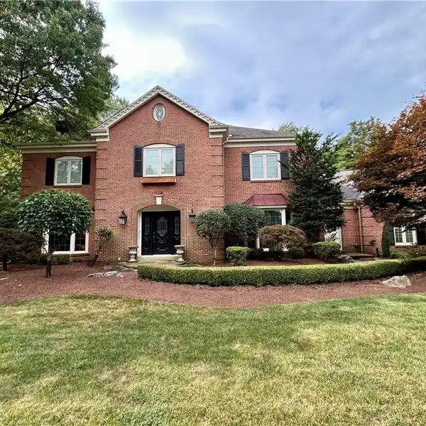 SPECTACULAR ESTATE ON PRIVATE ROAD