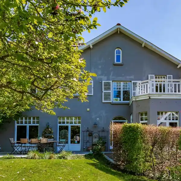 ELEGANT 1950S VILLA WITH SUNNY GARDEN
