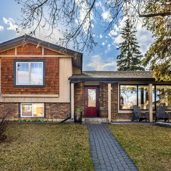 METICULOUSLY RENOVATED HOME IN PRIME LOCATION