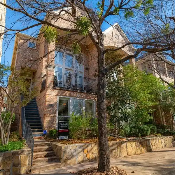 BEAUTIFULLY UPDATED AND MAINTAINED TOWNHOME