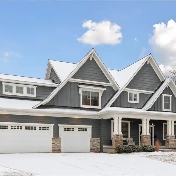 BEAUTIFUL SPACIOUS HOME IN DESIRABLE HIGHLANDS