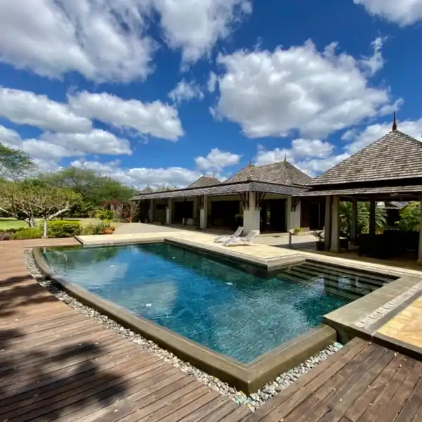 MAGNIFICENT PROPERTY ON A WELL-ESTABLISHED GOLF ESTATE