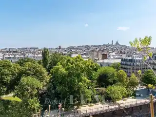 Bright and Meticulously Renovated Apartment
