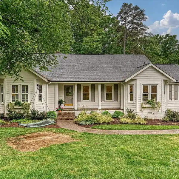 CHARMING HOME IN SOUGHT-AFTER MOUNTAINBROOK