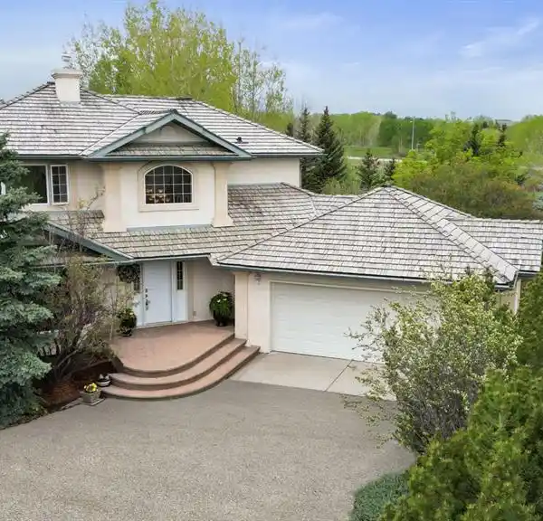 LUXURY COUNTRY LIVING WITH CITY CONVENIENCE