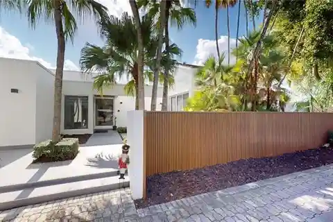 Contemporary Home Blending Luxury and Functionality