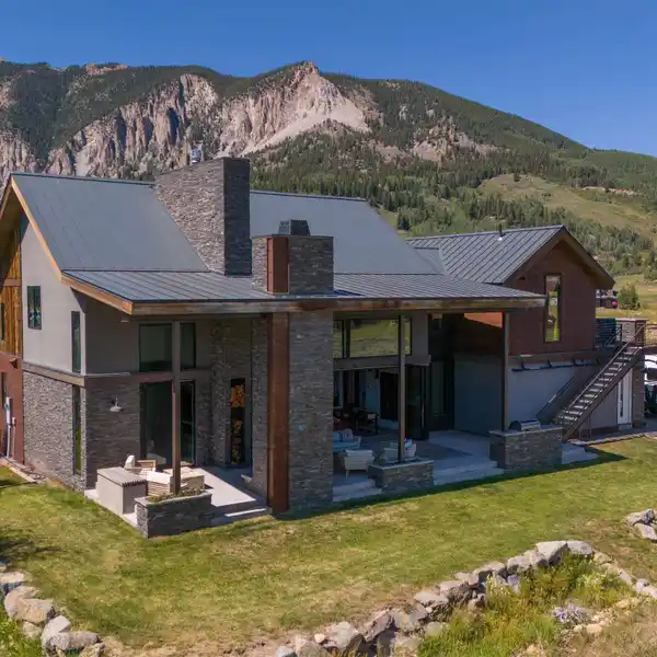 EXQUISITE MODERN MOUNTAIN HOME