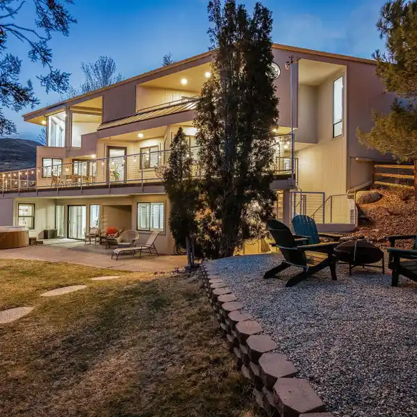 MODERN ARCHITECTURE WITH EXPANSIVE VIEWS